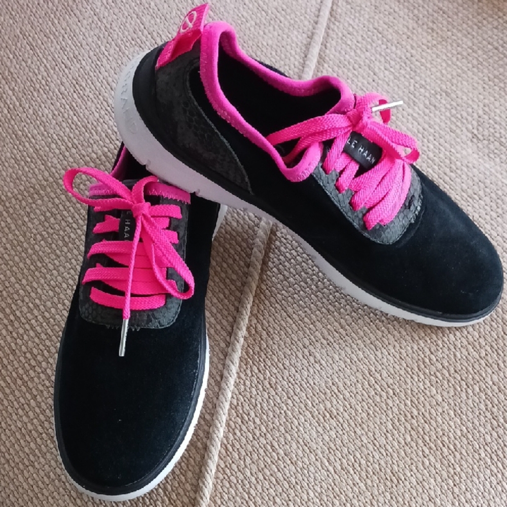 COLE HAAN Ecco Women's Black Suede pink trimming Sneakers